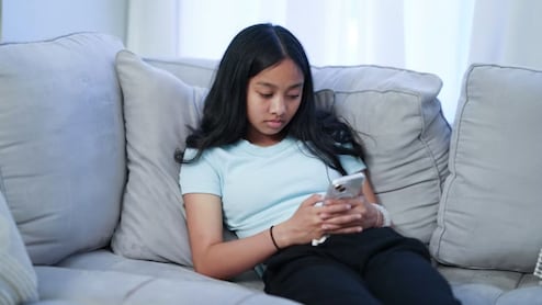 62% Parents Say Smartphones Keep Teens Awake Past 11PM In India: Survey