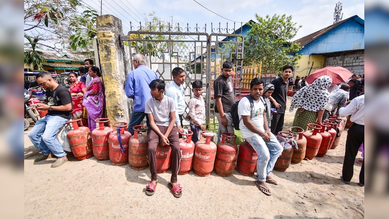 तेल सप्लाई सामान्य, LPG पैनिक बुकिंग घटी...  पश्चिम एशिया संकट के बीच सरकार ने क्या अपडेट दिया