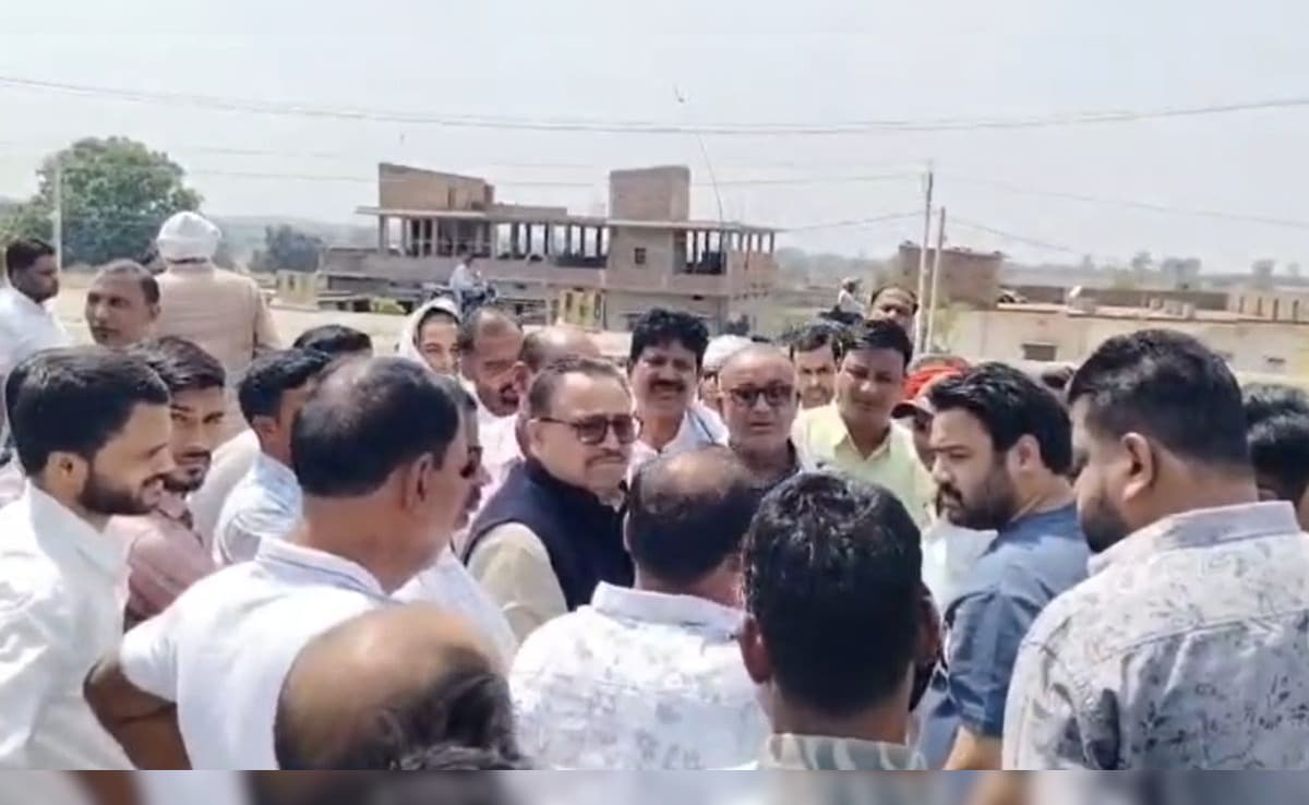 झारखंड: JMM विधायक अनंत प्रताप देव की गाड़ी में मारी भीषण टक्कर, आवास पर जुटे MLA के शुभचिंतक