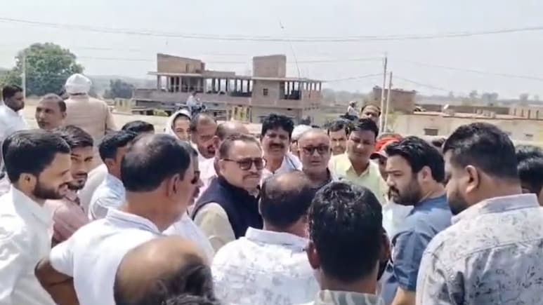 झारखंड: JMM विधायक अनंत प्रताप देव की गाड़ी में मारी भीषण टक्कर, आवास पर जुटे MLA के शुभचिंतक