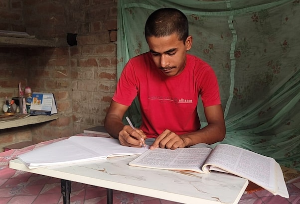 Bihar Matric Result 2026: परिवार पालने के लिए पिता करते हैं मजदूरी, बेटा 10वीं में बना बिहार का 3rd टॉपर