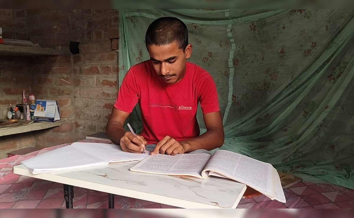 Bihar Matric Result 2026: परिवार पालने के लिए पिता करते हैं मजदूर, बेटा 10वीं में बना बिहार का 3rd टॉपर