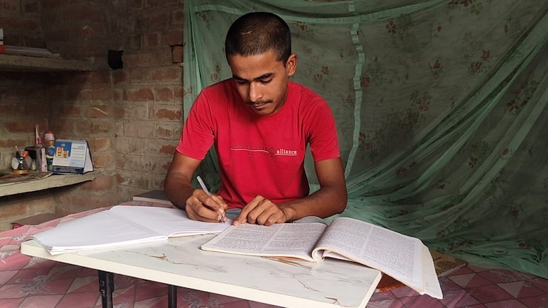 Bihar Matric Result 2026: परिवार पालने के लिए पिता करते हैं मजदूरी, बेटा 10वीं में बना बिहार का 3rd टॉपर