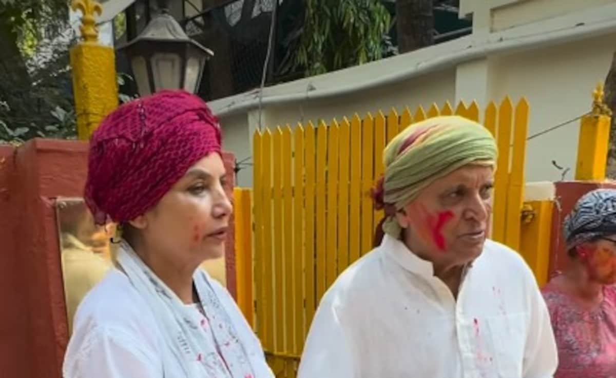 जावेद अख्तर और शबाना आजमी ने एक दूसरे को प्यार से लगाया गुलाल, कुछ यूं खेली रंगों की होली- देखें VIDEO