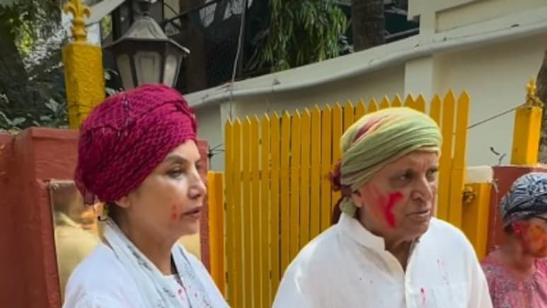 जावेद अख्तर और शबाना आजमी ने एक दूसरे को प्यार से लगाया गुलाल, कुछ यूं खेली रंगों की होली- देखें VIDEO