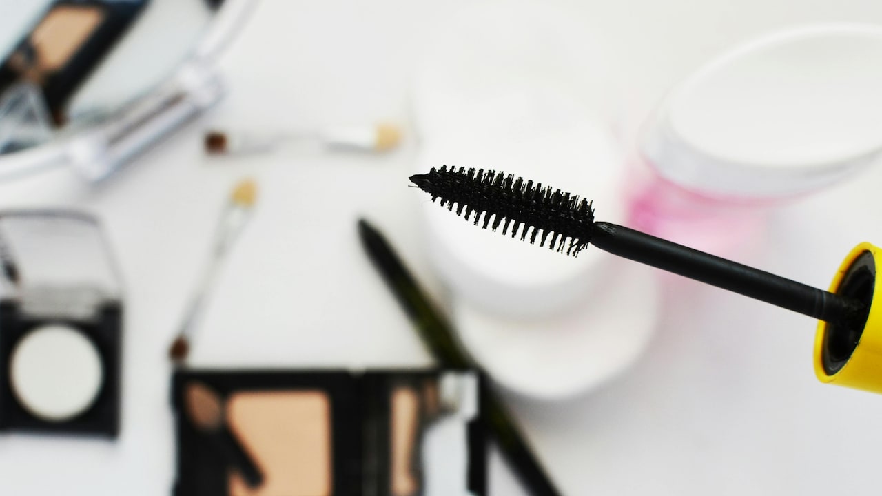 5 Subtle Mascaras To Enhance Natural Lashes Without Clumping Or Flaking