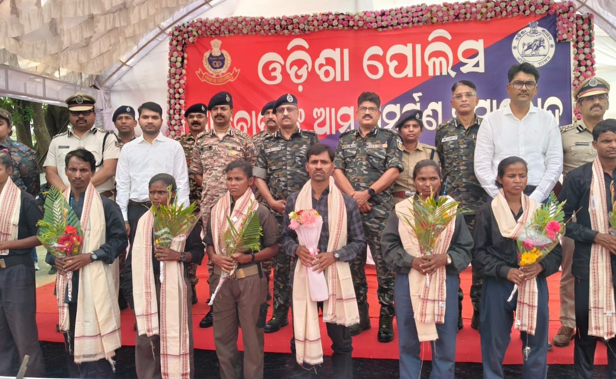 DGP के सामने 11 हार्डकोर नक्सलियों का सरेंडर, 7 महिला माओवादी ने भी डाले हथियार, जान‍िए क‍ितने खतरनाक थे?