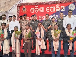 DGP के सामने 11 हार्डकोर नक्सलियों का सरेंडर, 7 महिला माओवादी ने भी डाले हथियार, जान&zwj;िए क&zwj;ितने खतरनाक थे?