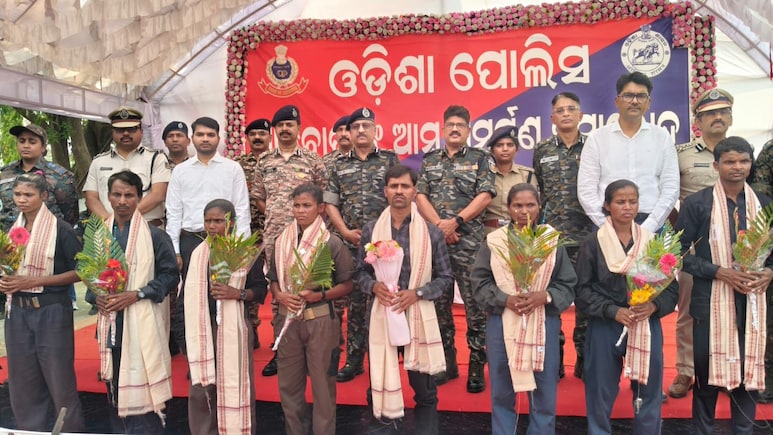 DGP के सामने 11 हार्डकोर नक्सलियों का सरेंडर, 7 महिला माओवादी ने भी डाले हथियार, जान&zwj;िए क&zwj;ितने खतरनाक थे?