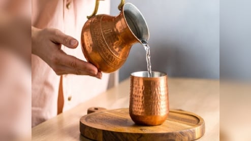 इन 5 लोगों को भूलकर भी नहीं पीना चाहिए तांबे का पानी, फायदे की जगह हो सकता है नुकसान