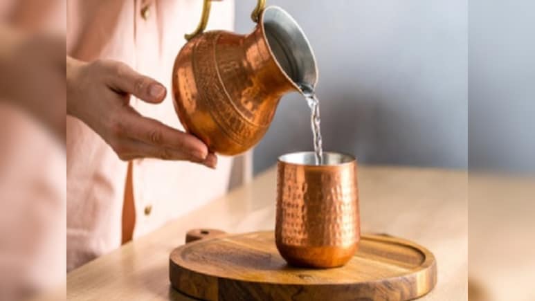 इन 5 लोगों को भूलकर भी नहीं पीना चाहिए तांबे का पानी, फायदे की जगह हो सकता है नुकसान