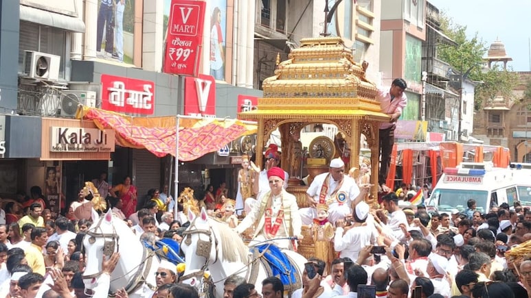 देश का सबसे बड़ा सोने का रथ, विशाल जनसैलाब... महावीर जन्म कल्याणक पर निकली आकर्षक शोभायात्रा