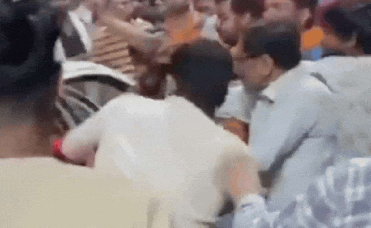 VIDEO: नवग्रह धाम से लौट रहे परिवार पर टूटा बाइक सवारों का कहर, युवक पर की थप्पड़ों की बैछार, चीखती रहीं महिलाएं&nbsp;