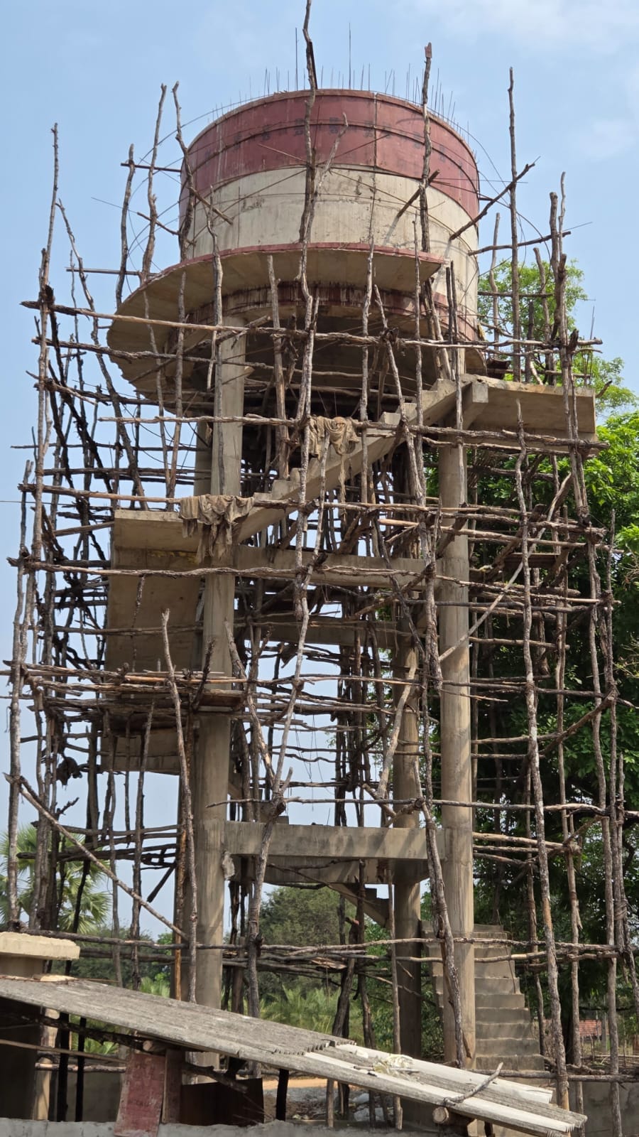 नक्सल प्रभावित बुरकापाल गांव में निर्माणाधीन पानी टंकी नक्सल प्रभावित बुरकापाल गांव में निर्माणाधीन पानी टंकी