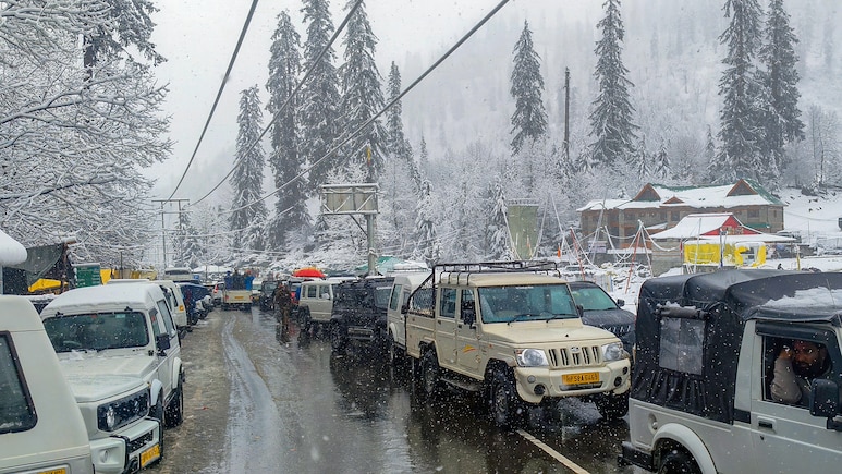 Over 1,500 Vehicles Stranded Near Atal Tunnel Cleared After Massive Rescue Operation