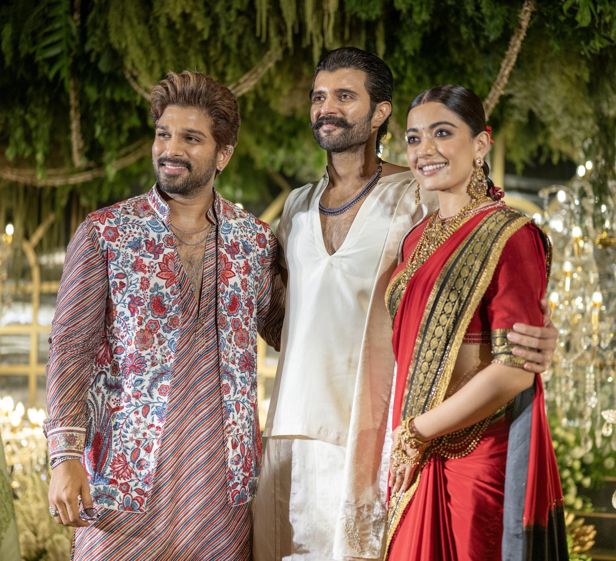 रश्मिका-विजय के रिसेप्शन पर हो गई हाथापायी, इस शख्स को उठाकर बाहर ले कर गए बाउंसर- देखें वीडियो