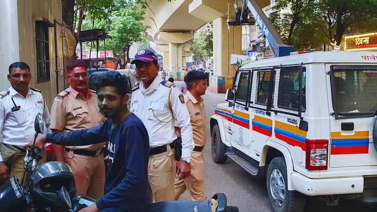 Thane News :  धुलिवंदनाचा उत्साह, ठाण्यात वाहतूक पोलिसांची मोठी कारवाई