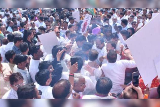 प्रोटेस्ट करते हुए कांग्रेस कार्यकर्ता