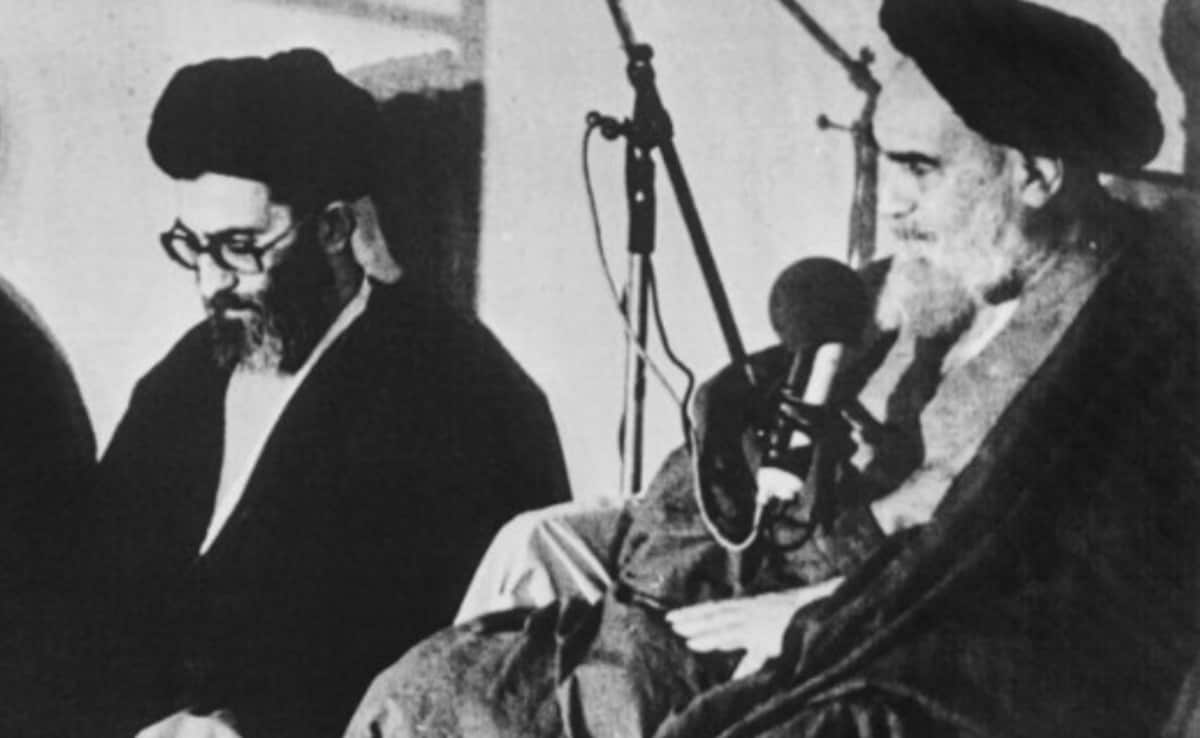 अयातुल्लाह रुहोल्लाह खुमैनी के साथ अयातुल्लाह अली खामेनेई 