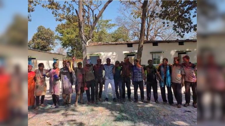 Holi 2026: अबूझमाड़ में बदली तस्वीर, जहां खून बहता था वहां अब खेली जा रही रंग-गुलाल की होली
