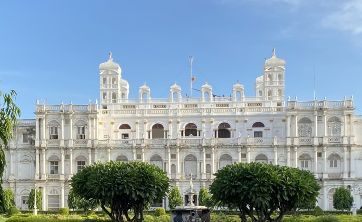 सिंधिया परिवार निगम का कर्जदार, 33.32 लाख का कर बकाया, 'माधवराव' के जन्मदिन पर आई सूची ने बढ़ाई हलचल 