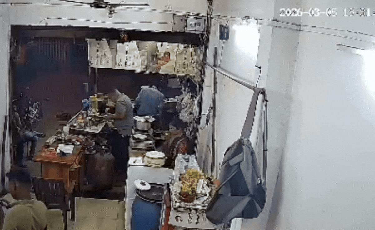 VIDEO: खाना परोस रहे होटल संचालक को आया हार्ट अटैक, खड़े-खड़े जमीर पर गिरा, CPR से भी नहीं लौटी सांसें&nbsp;