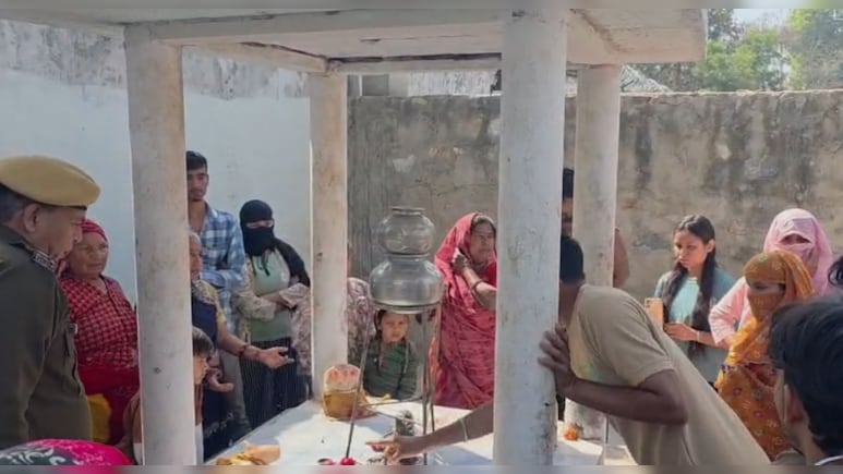 अलवर में कब्रिस्&zwj;तान के पास बने मंद&zwj;िर का श&zwj;िवल&zwj;िंग तोड़ा, तनाव की सूचना पर पहुंची पुल&zwj;िस&nbsp;