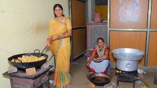 प्रेरणा कैंटीन क्या है और इसे कैसे खोलें? जानें कैसे कम लागत में महिलाएं बन रही हैं लखपति