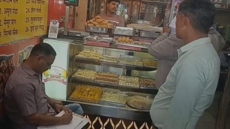 Dholpur Food Safety Raid: धौलपुर में होली से पहले खाद और मिठाई भंडारों पर छापेमारी, खाद्य सुरक्षा टीम देखते ही शटर गिराकर भागे दुकानदार