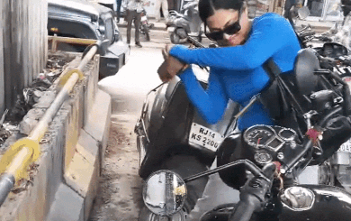 जयपुर में सड़क पर दिखी लड़की की दादागिरी, ईंट से तोड़ डाली युवक की गाड़ी, कहा- जिसको बुलाना है बुला ले