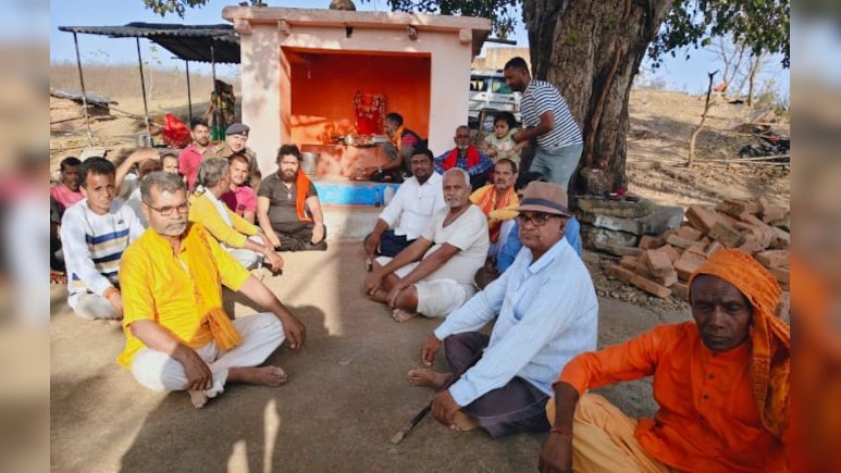 हनुमान जी की प्रतिमा खंडित करने पर आक्रोश, पुलिस ने मौके पर पहुंचकर संभाला मोर्चा