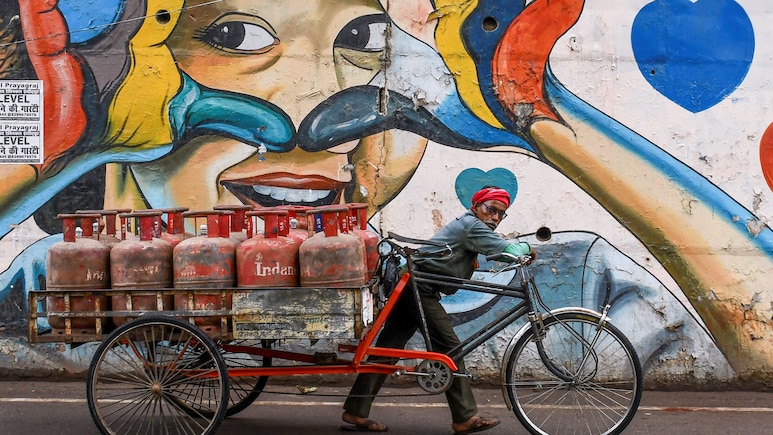 Centre Hikes Commercial LPG Allocation To 50% As Domestic Output Improves