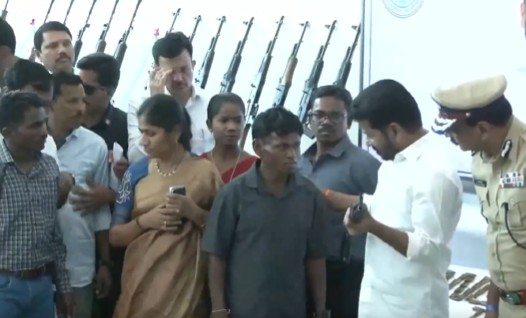 तेलंगाना के CM रेवंत रेड्डी के सामने 130 माओवादियों ने छोड़ा हिंसा का रास्ता, पुलिस को सौंपा हथियारों का जखीरा