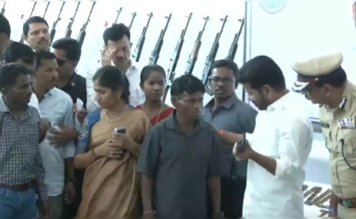 तेलंगाना के CM रेवंत रेड्डी के सामने 130 माओवादियों ने छोड़ा हिंसा का रास्ता, पुलिस को सौंपा हथियारों का जखीरा