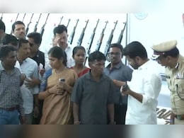 तेलंगाना के CM रेवंत रेड्डी के सामने 130 माओवादियों ने छोड़ा हिंसा का रास्ता, पुलिस को सौंपा हथियारों का जखीरा