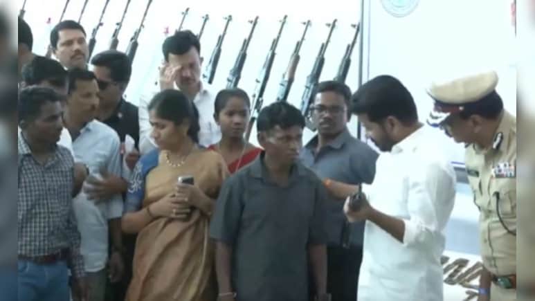 तेलंगाना के CM रेवंत रेड्डी के सामने 130 माओवादियों ने छोड़ा हिंसा का रास्ता, पुलिस को सौंपा हथियारों का जखीरा