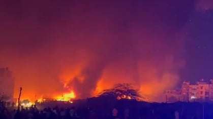 दिल्ली के उत्तम नगर में मछली मंडी में लगी भीषण आग, कई दुकानें और झुग्गियां खाक