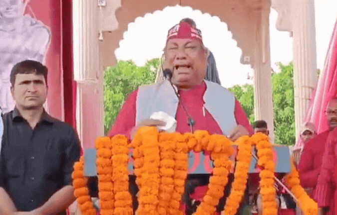 VIDEO: मंच पर फूट-फूटकर रोए संजय निषाद, कहा- हमारे समाज के लोगों को पिछली सरकारों ने लूटा, CM ने साथ दिया