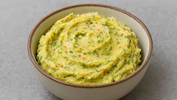 How To Make Creamy And Spicy Thecha Butter At Home