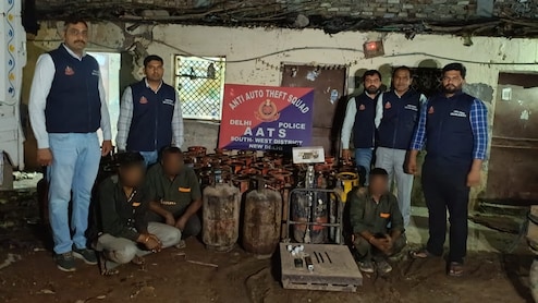दिल्ली में LPG सिलेंडरों का बड़ी काला बाजारी का खुलासा, 74 सिलेंडर बरामद, 3 आरोपी गिरफ्तार