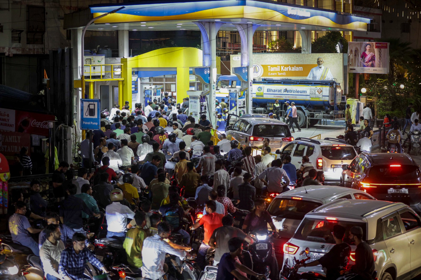 प्रयागराज से हैदराबाद तक पेट्रोल पंपों पर लंबी कतारें, सरकार बोली- तेल-LPG सप्लाई पर संकट नहीं, 3 दिन में PNG कनेक्शन मिलेगा