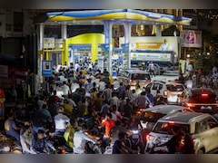 प्रयागराज से हैदराबाद तक पेट्रोल पंपों पर लंबी कतारें, सरकार बोली- तेल-LPG सप्लाई पर संकट नहीं, 3 दिन में PNG कनेक्शन मिलेगा