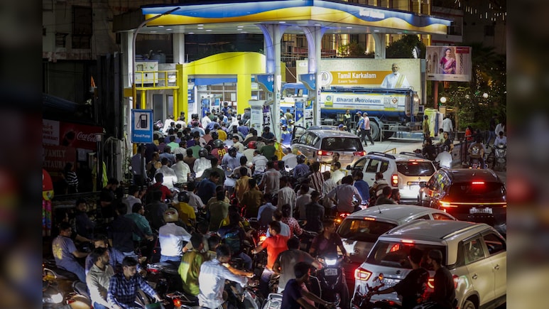 प्रयागराज से हैदराबाद तक पेट्रोल पंपों पर लंबी कतारें, सरकार बोली- तेल-LPG सप्लाई पर संकट नहीं, 3 दिन में PNG कनेक्शन मिलेगा