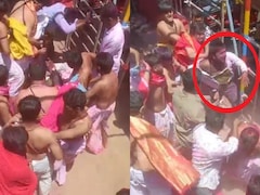 महाराष्ट्र में पुजारियों ने श्रद्धालुओं को लात-घूसों से पीटा, नारियल से सिर पर मारा; VIDEO आया सामने