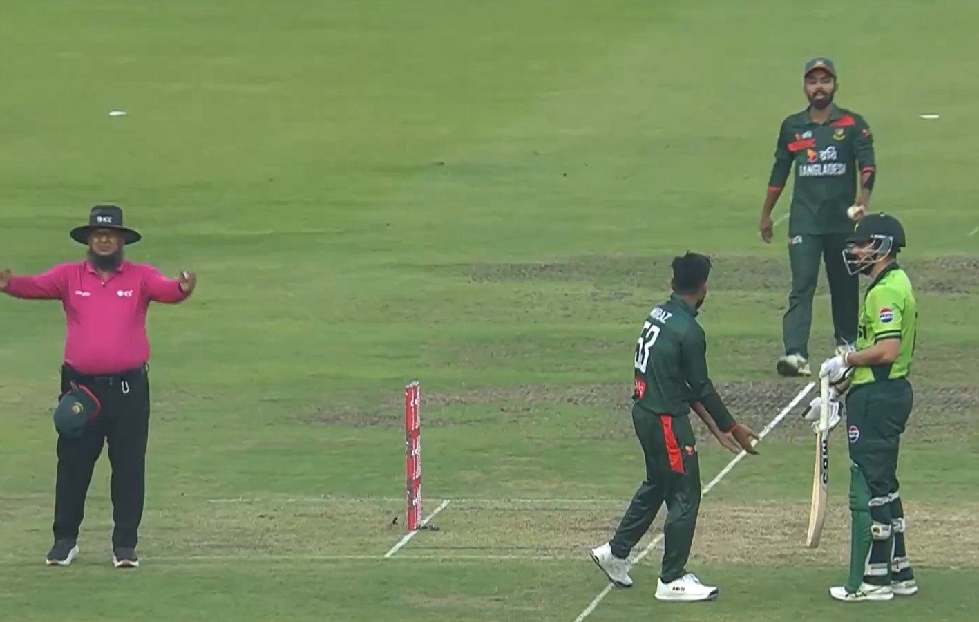 PAK vs BAN: दोस्त बनने चले थे आगा सलमान, दगा कर गए बांग्लादेशी कप्तान, फिर हुआ विचित्र रन आउट, VIDEO