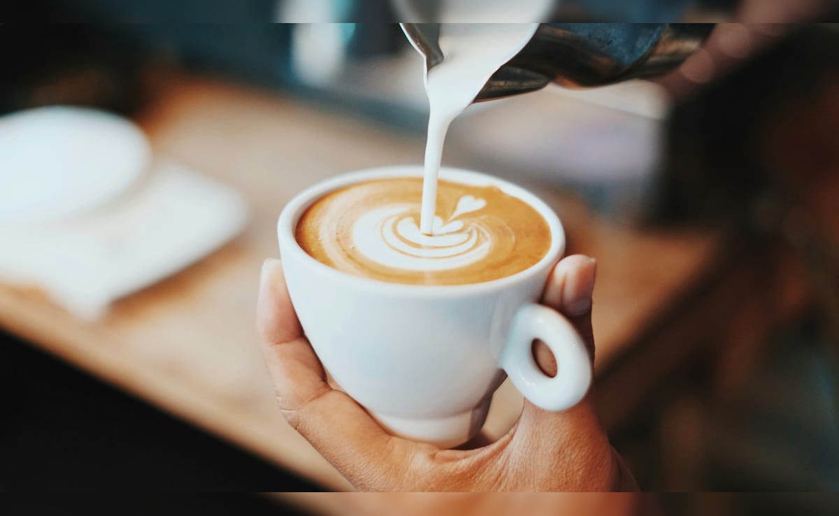 सुबह खाली पेट कॉफी पीना सही है या नुकसानदायक? जानिए एक्सपर्ट की राय