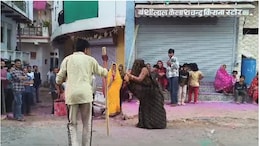 शिवपुरी में&nbsp;लट्ठमार होली&nbsp;का आयोजन: महिलाओं ने बरसाईं लाठियां, रंग-गुलाल के साथ खेली होली; भारी संख्या में उमड़ी भीड़