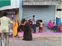 शिवपुरी में&nbsp;लट्ठमार होली&nbsp;का आयोजन: महिलाओं ने बरसाईं लाठियां, रंग-गुलाल के साथ खेली होली; भारी संख्या में उमड़ी भीड़