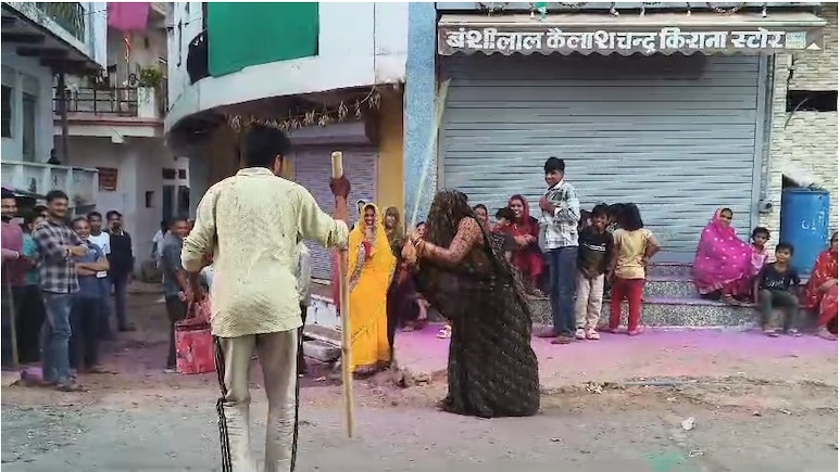 शिवपुरी में&nbsp;लट्ठमार होली&nbsp;का आयोजन: महिलाओं ने बरसाईं लाठियां, रंग-गुलाल के साथ खेली होली; भारी संख्या में उमड़ी भीड़