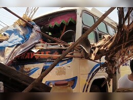 दुकानों में घुसी अनियंत्रित बस! लोगों ने बस पर किया पथराव, ड्राइवर की तबीयत बिगड़ने से हुआ हादसा